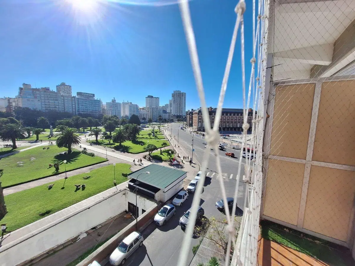 Se vende frente a Plaza Colon y Casinos dos ambientes mas dependencia de servicio 4