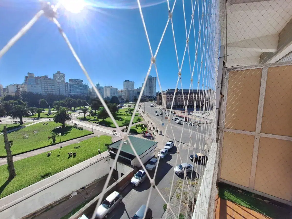 Se vende frente a Plaza Colon y Casinos dos ambientes mas dependencia de servicio 2
