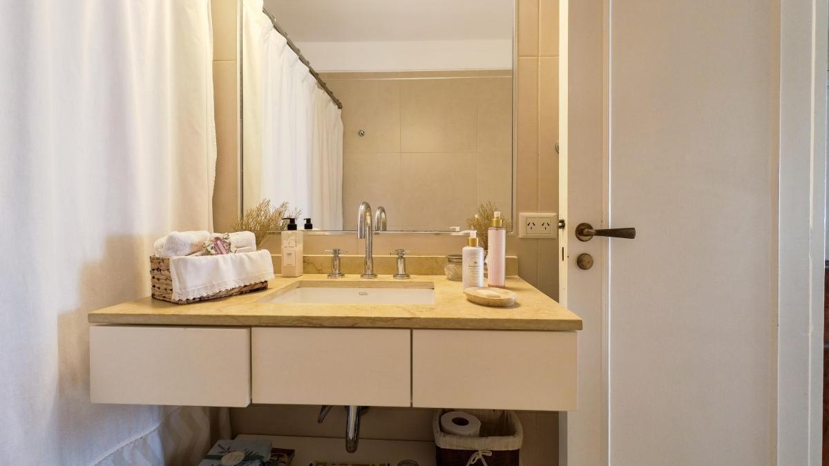 Venta, Refaccionado a Nuevo! Cochera, Piso Alto, Super Luminoso. 4