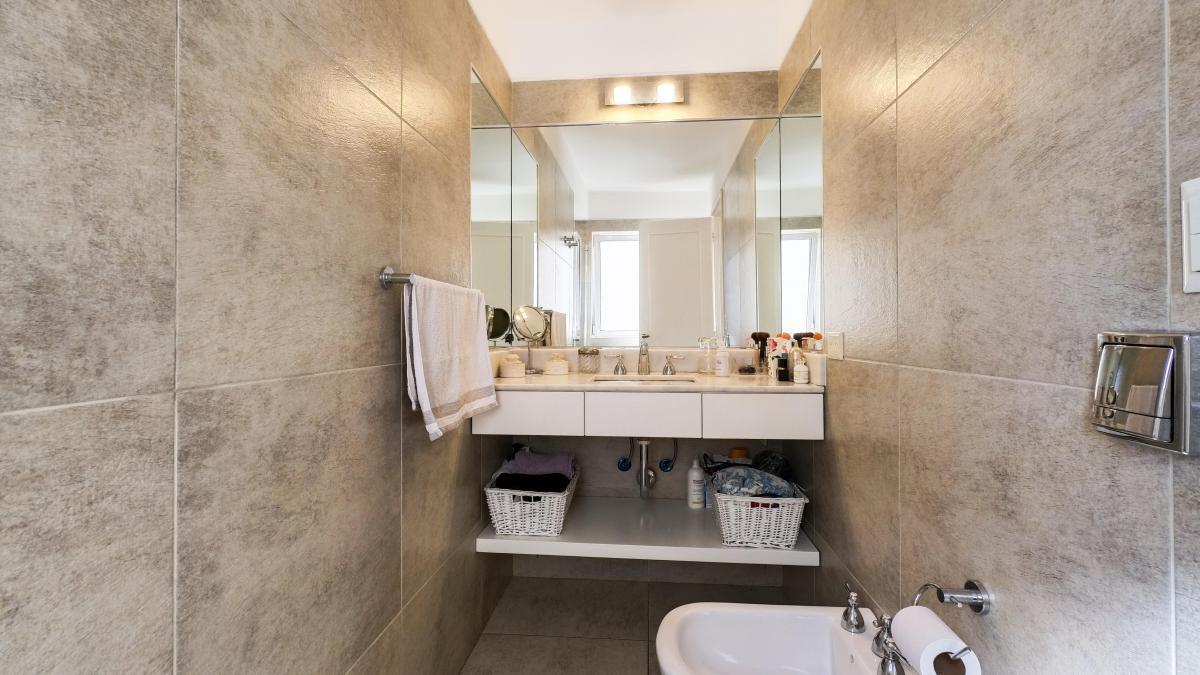 Venta, Refaccionado a Nuevo! Cochera, Piso Alto, Super Luminoso. 5