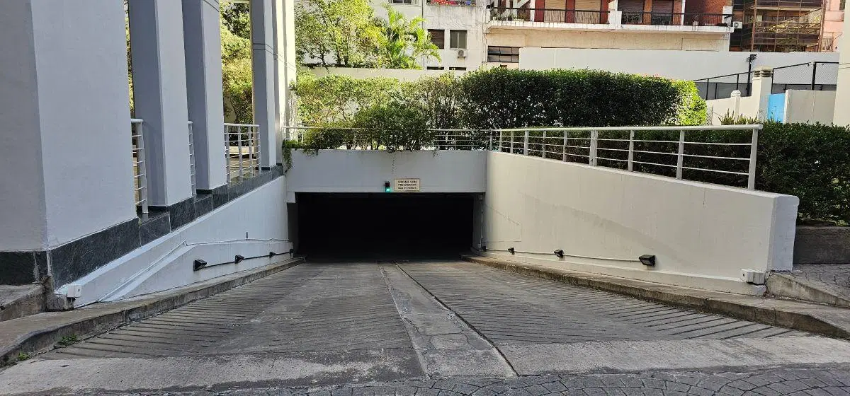Cochera fija y cubierta. Vigilancia 24 hs 5