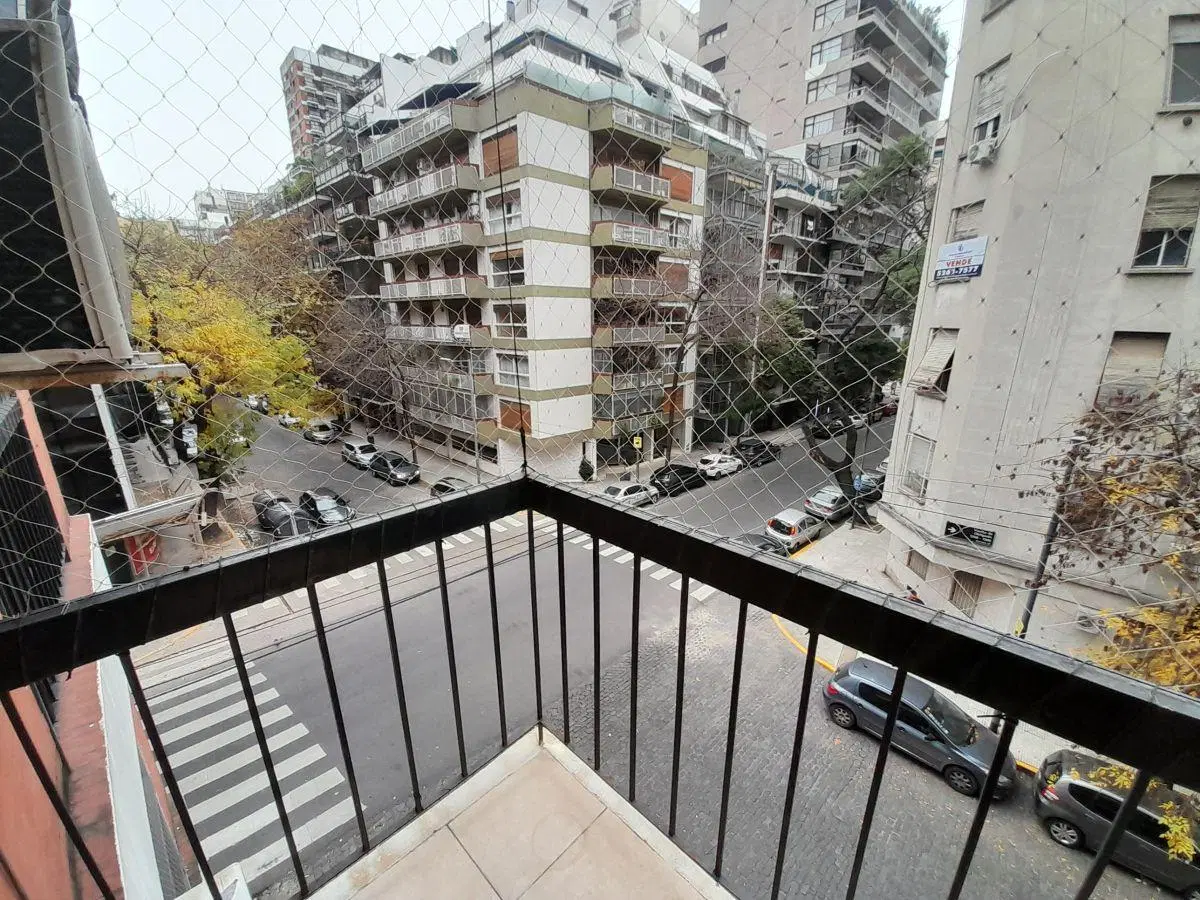 Semipiso reciclado con balcón al frente! 3 dormitorios, cochera 2