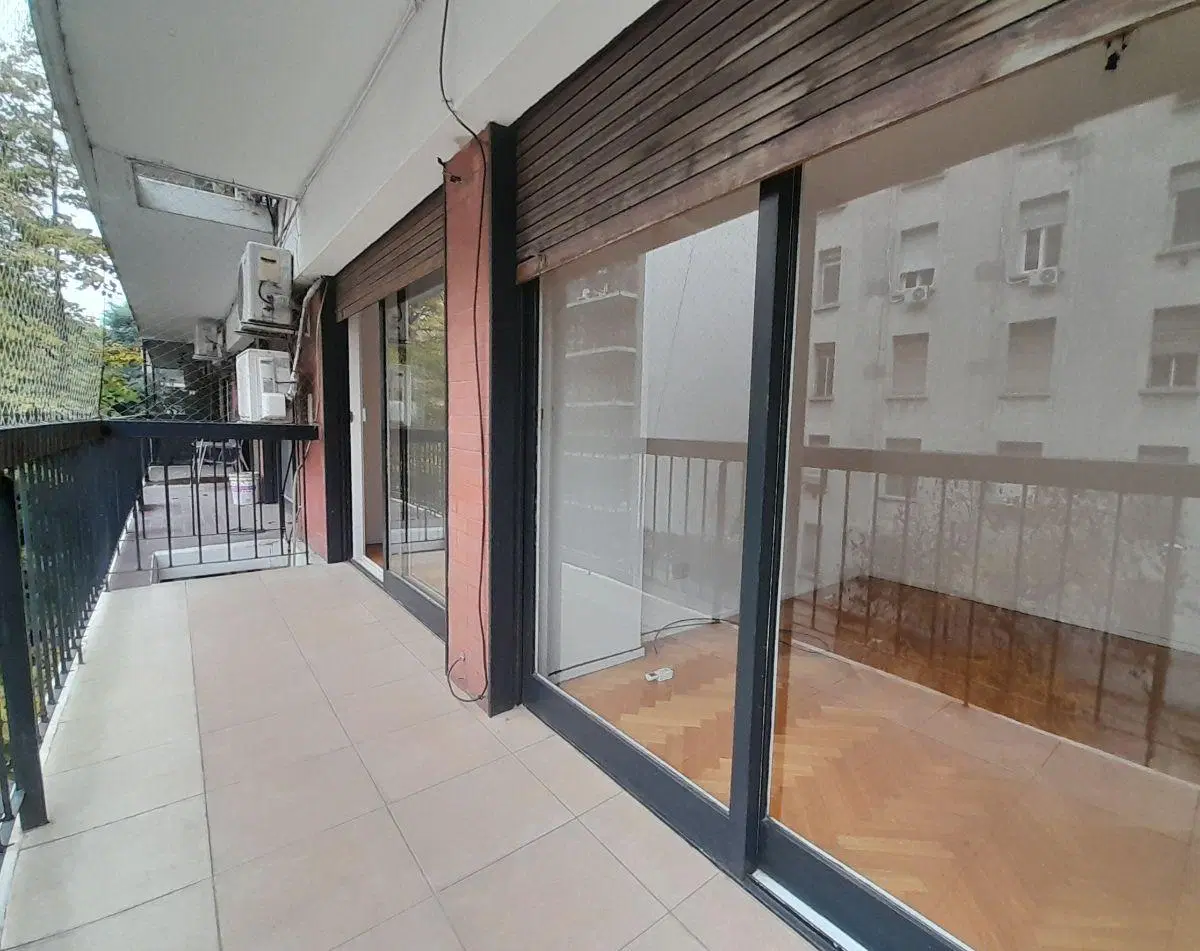 Semipiso reciclado con balcón al frente! 3 dormitorios, cochera 4