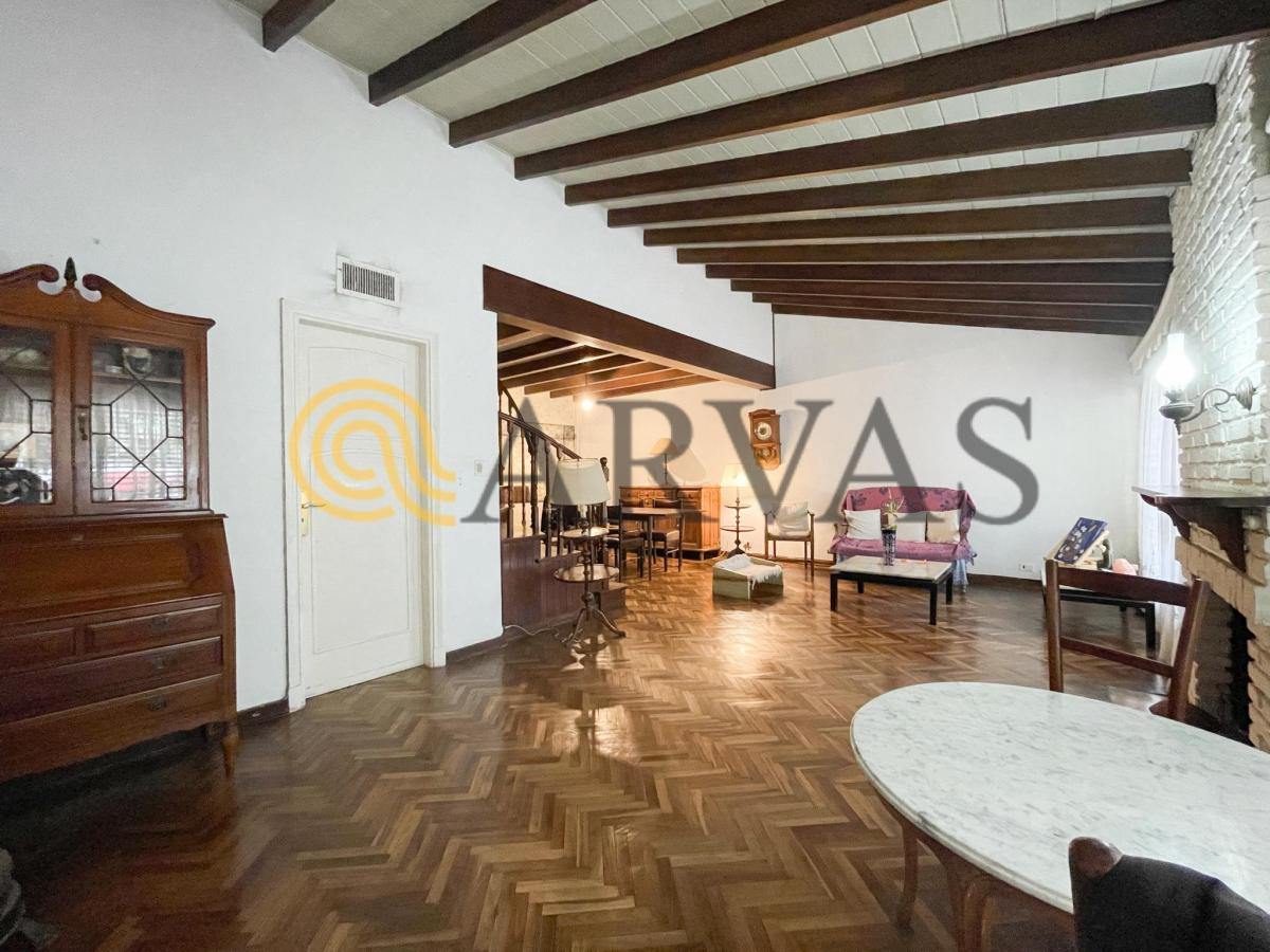 Casa de 360m2 con 3 habitaciones y jardín en Punta Chica.