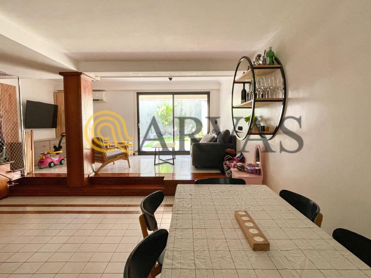 Casa de 179m2 en Beccar con 3 habitaciones, jardín y parrilla.