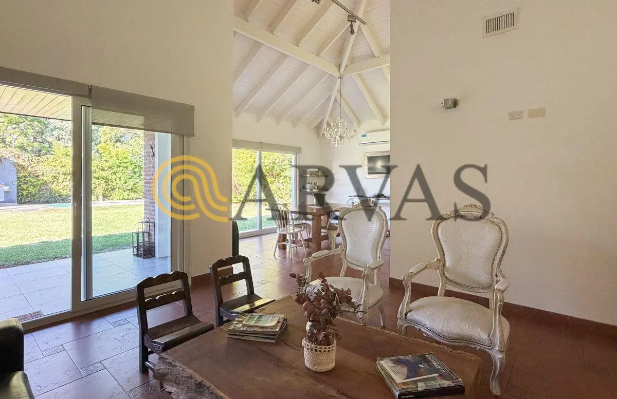 Casa de 3 dorm en Beccar - Jardín - Quincho - Pileta - Amueblada 2