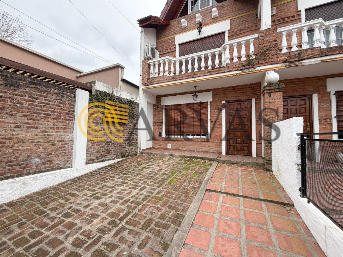 Triplex en venta - San Fernando - 2 dorm - jardín - playroom - con renta