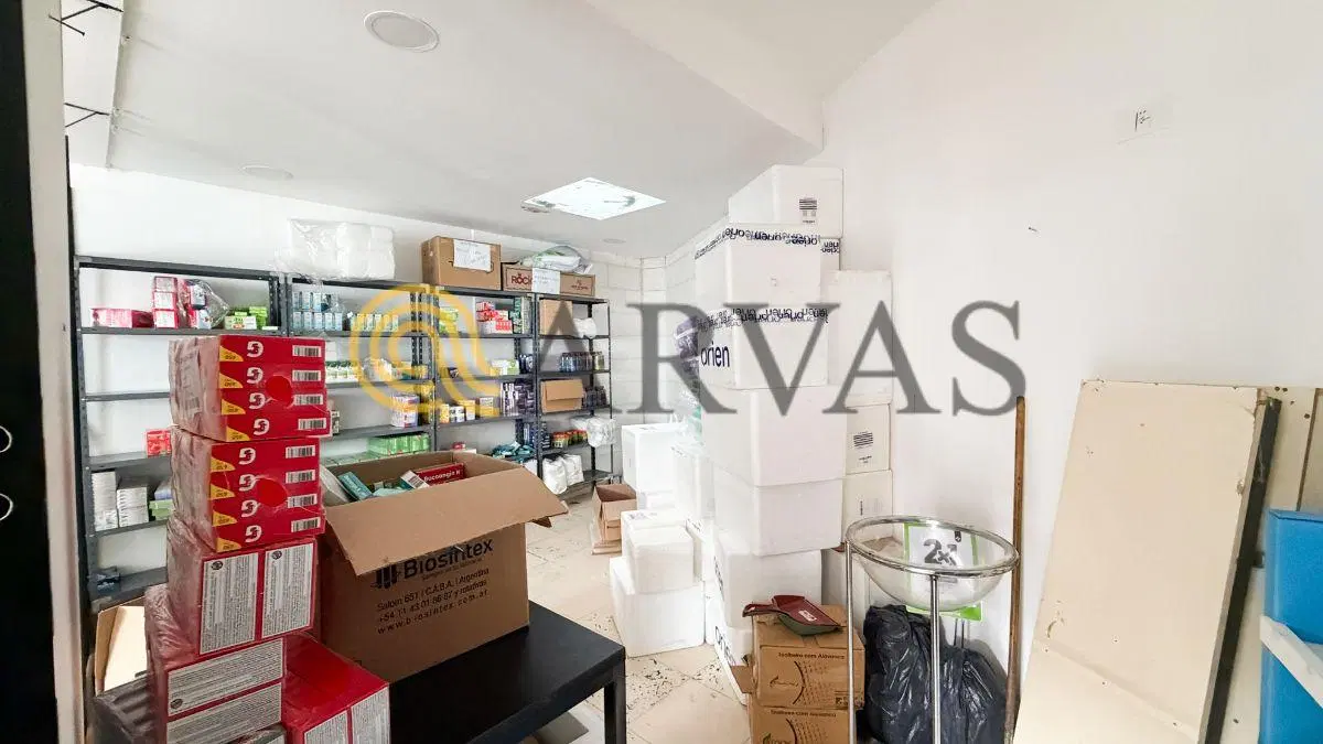 Local en Acassuso - sobre av. Libertador - 93m2 - con patio 3