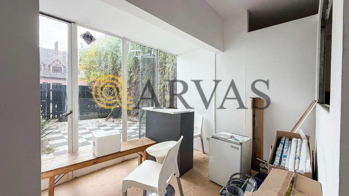 Local en Acassuso - sobre av. Libertador - 93m2 - con patio 2