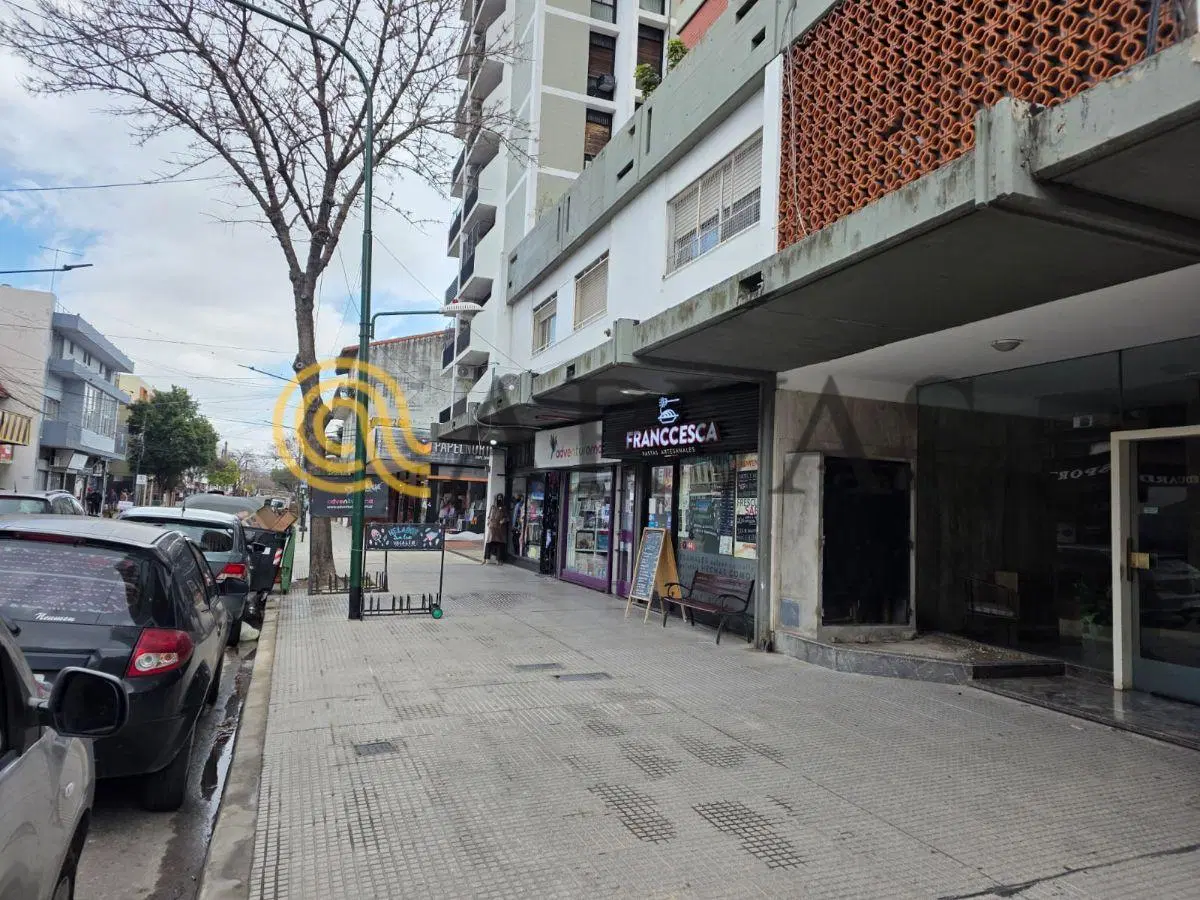 Local comercial en Martínez - 64m2 - Apto varios destinos - con depósito 5