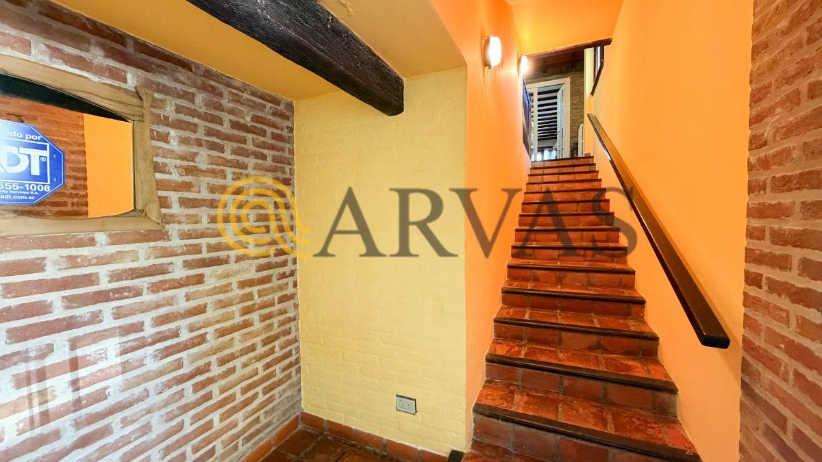 Foto de Casa en venta en Punta chica - 6 ambientes - 4 dormitorios - doble, imagen 2