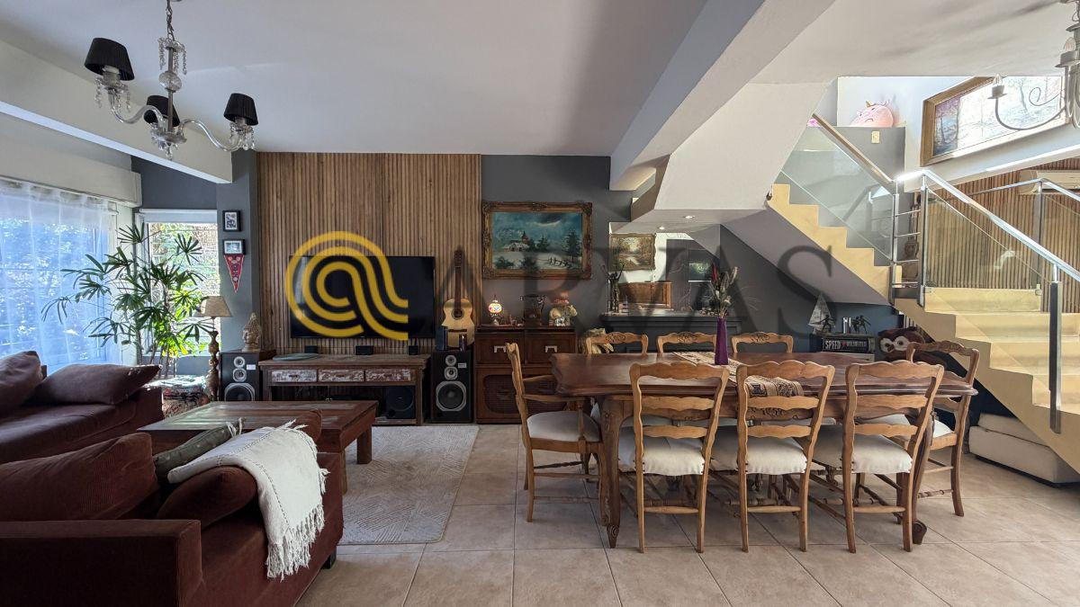 Foto de Casa en el bajo de Punta Chica - 4 dorm - 5 amb - jardín y pileta, imagen 1