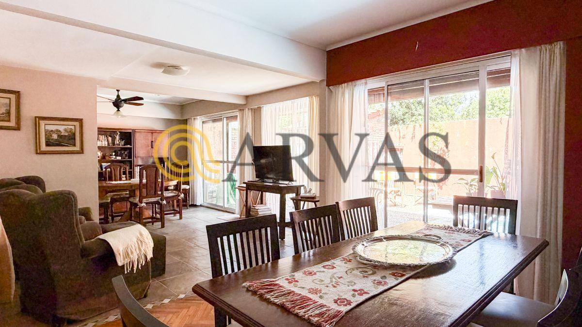 Foto de Casa en Punta Chica. 5 amb - con patio y pileta - 220m2, imagen 5