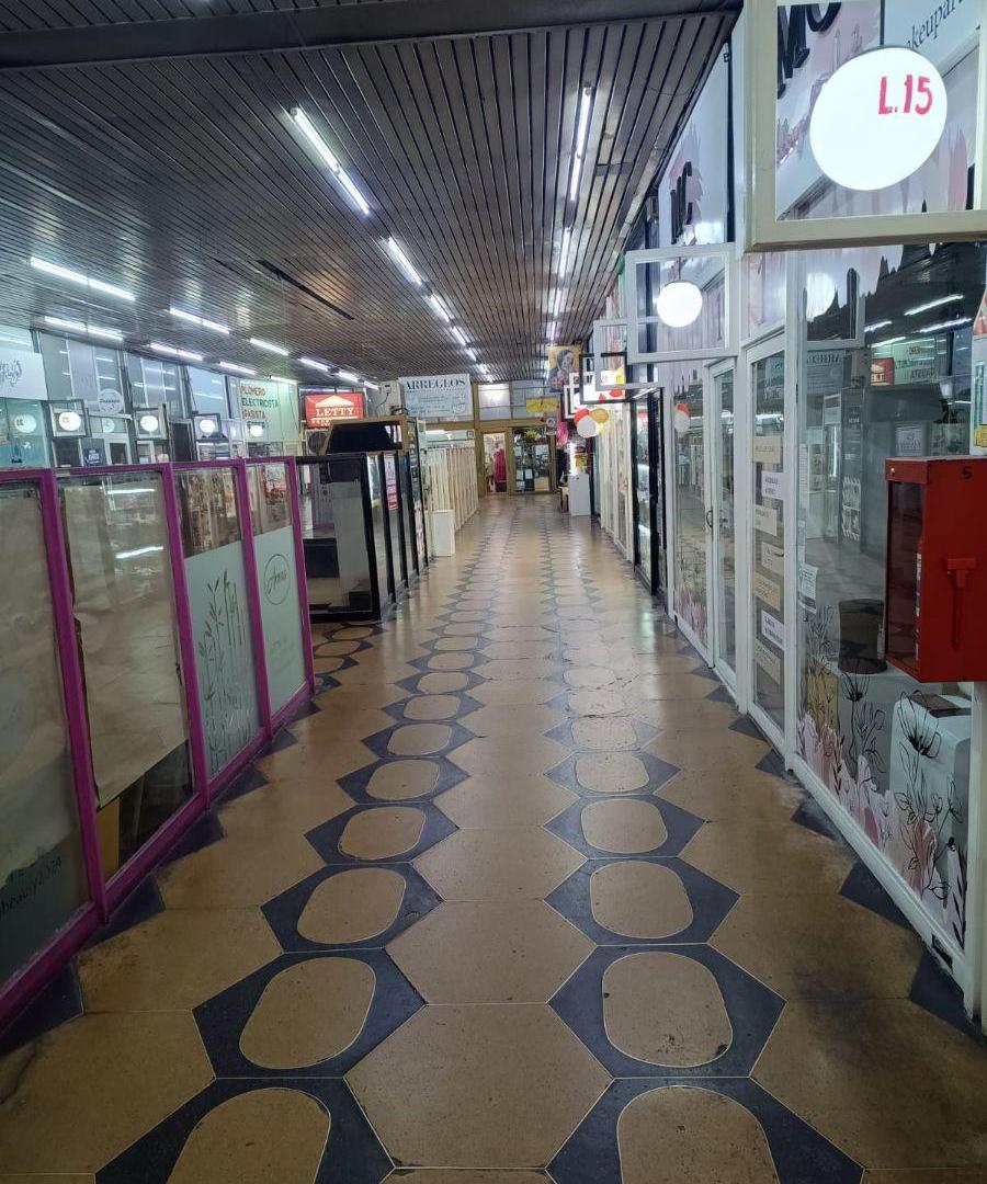 Foto de Local con ENTRE PISO de LOZA en GALERIA CENTENERA, en 1° Junta, ingreso, imagen 2