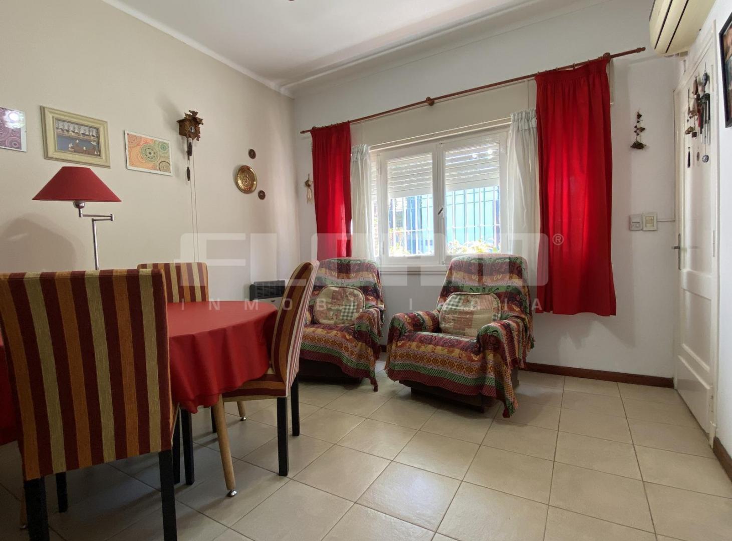 Casa 4 ambientes con patio y cochera en Olivos