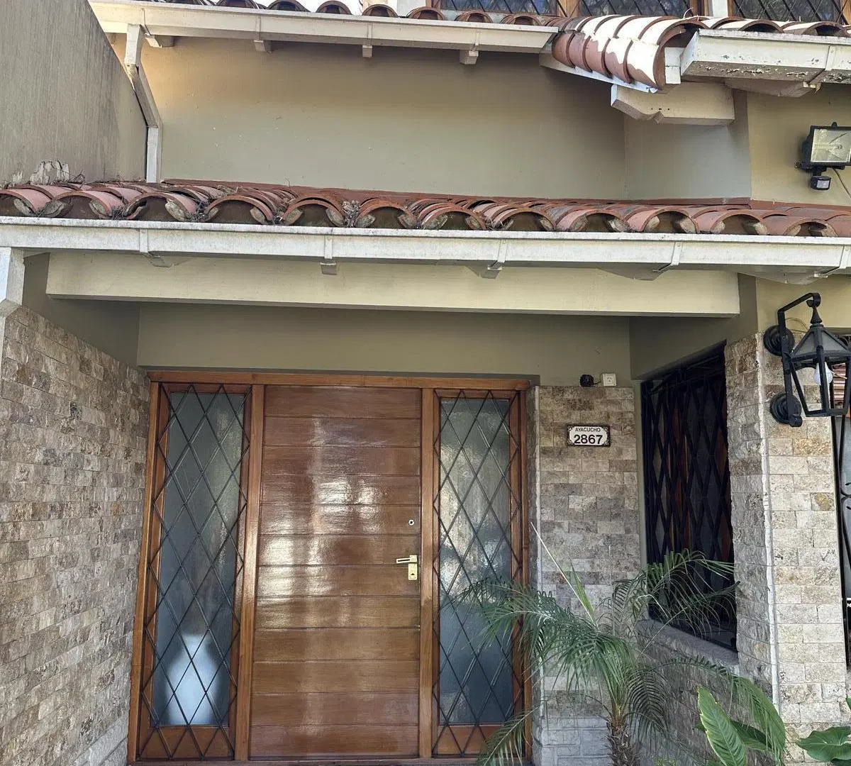 Casa en Venta de 6 Ambientes en Olivos con Jardín y Pileta 1