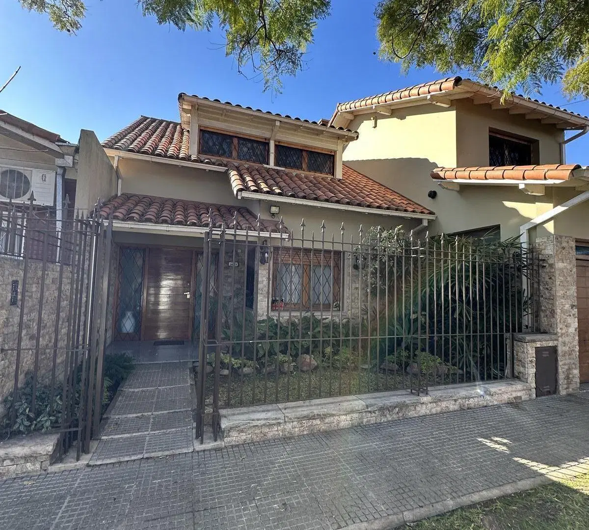 Casa en Venta de 6 Ambientes en Olivos con Jardín y Pileta 3