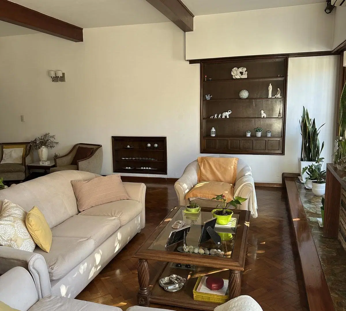 Casa en Venta de 6 Ambientes en Olivos con Jardín y Pileta 2