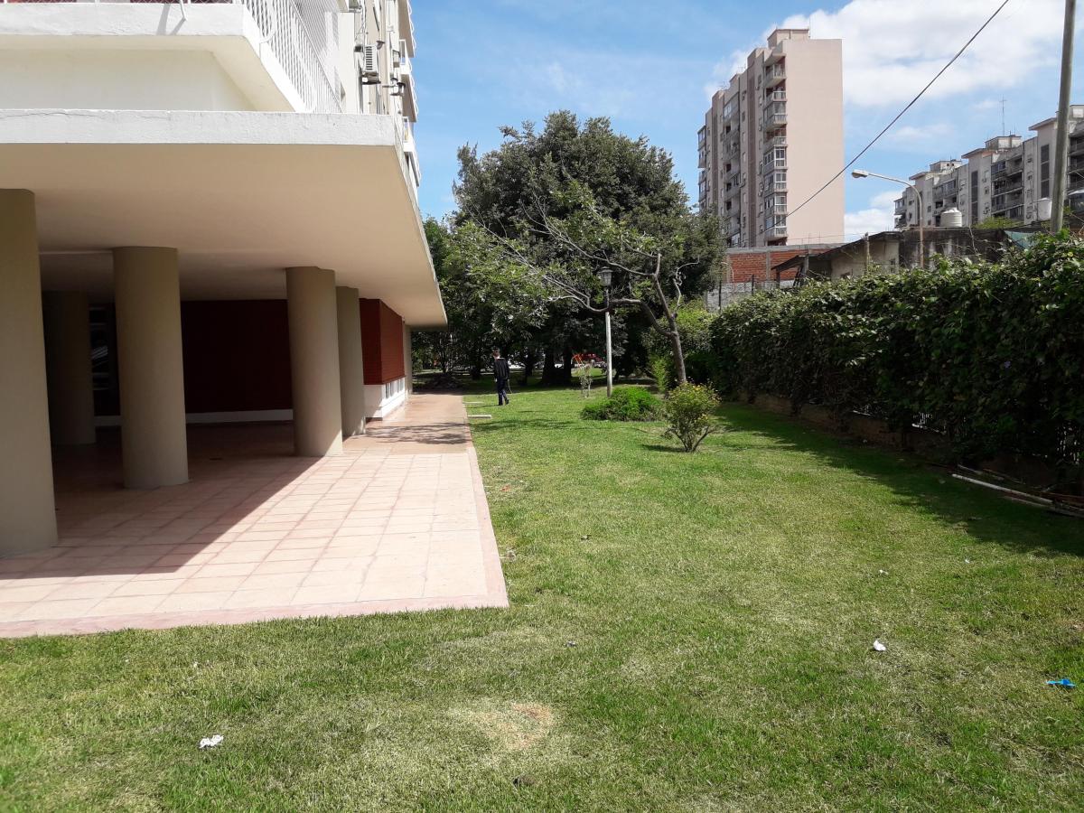 V. Celina - Bº Gral. Paz - Ed.9 - 3 Amb con Bcon y Cochera impecable 83 m².