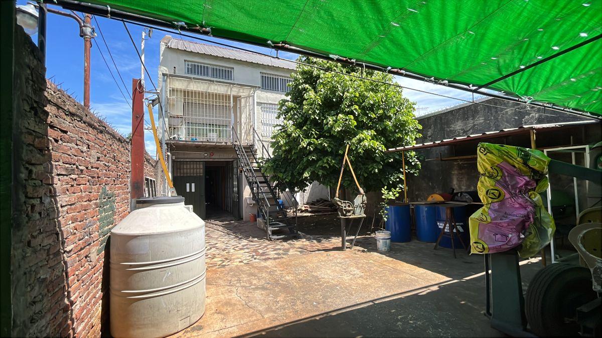 Inmueble con Local, galpon y Vivienda.-