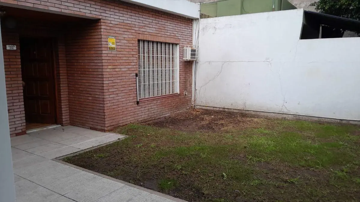 Casa Americada, de 3 amb, con amplio fondo libre.- 3