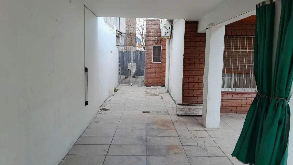 Casa Americada, de 3 amb, con amplio fondo libre.- 2