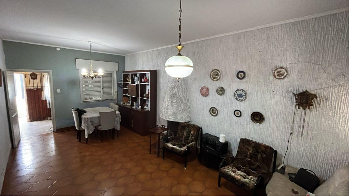 Foto de Casa Ideal Inversor o Dos Familias, 3 Amb. + Dpto de 2 Amb., imagen 3