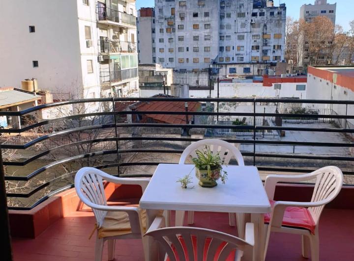 Departamento de 4 dormitorios con todo el sol de Flores! 5