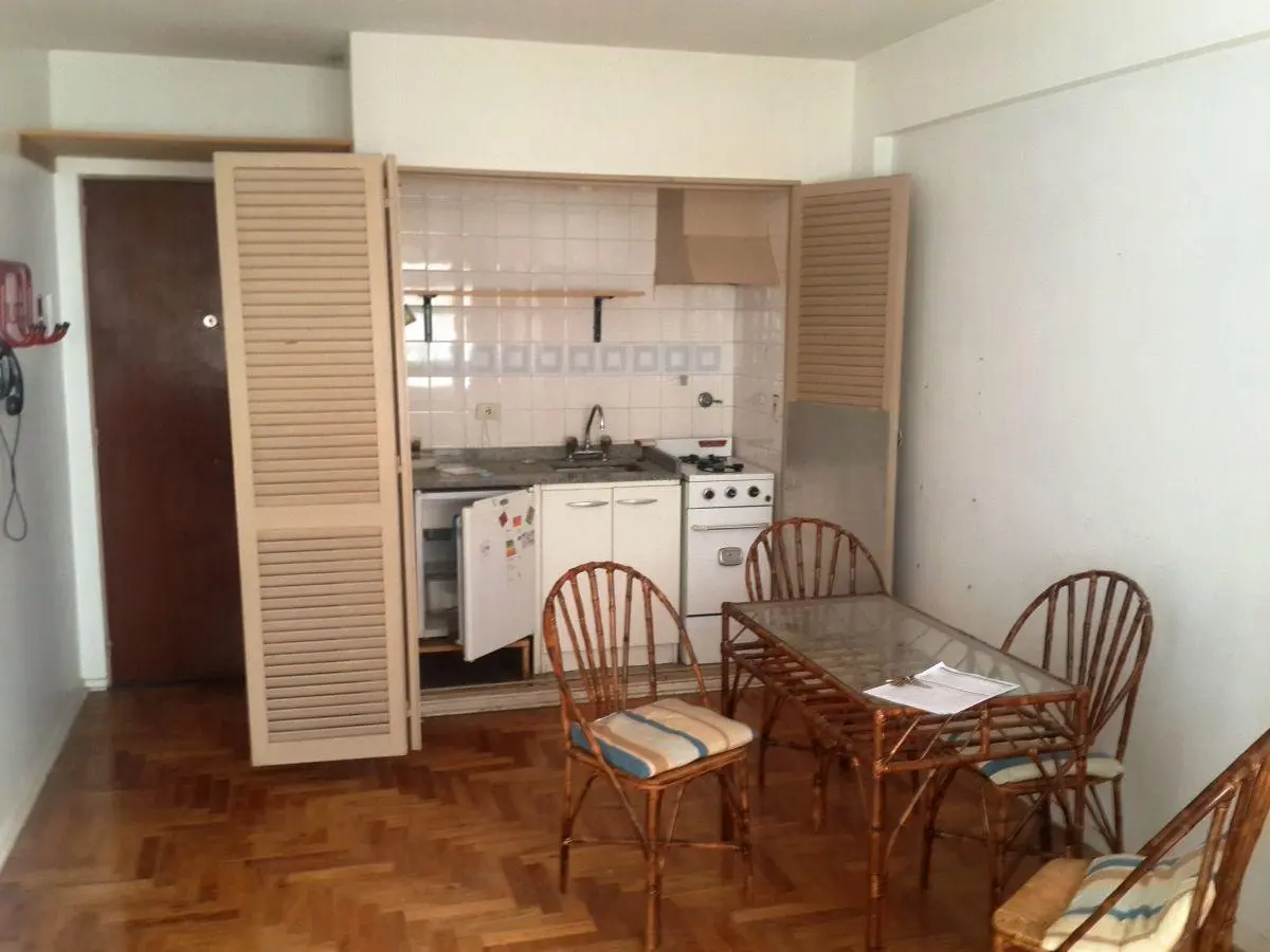 Monoambiente con baño completo, placard y kitchenete 3