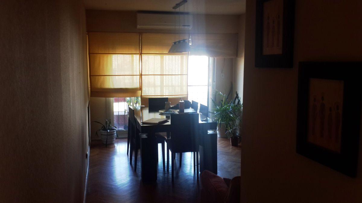Departamento en piso alto con balcón y mucha luz.