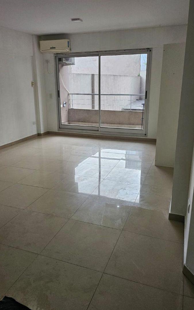 Foto de MONOAMBIENTE CON BALCON + AIRE+ BAÑO COMPLETO+ COCINA ELECTRICA, imagen 3