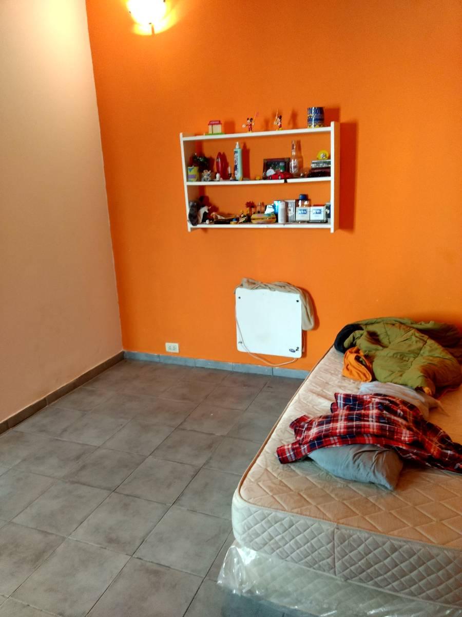 Muy buen PH de 4 ambientes al frente, sin expensas. Mucha luz! Patio. 2 baños