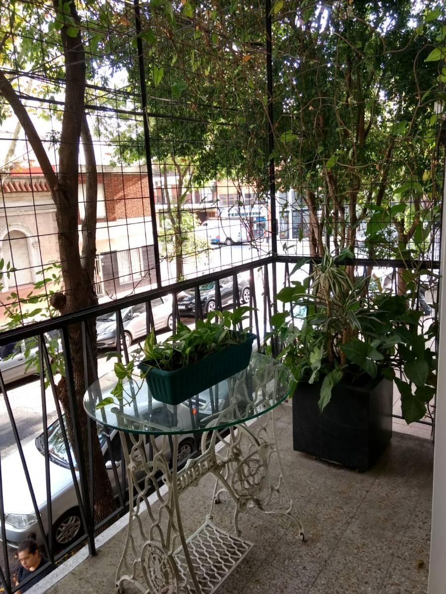 Impecable 3 ambientes totalmente reciclado. balcon al frente