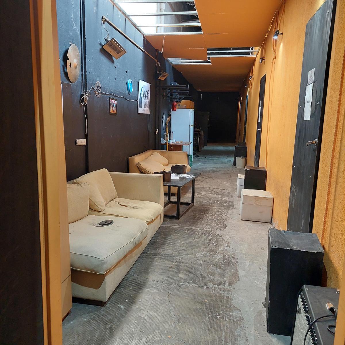 Complejo de salas de grabación y residencial sobre lote propio.