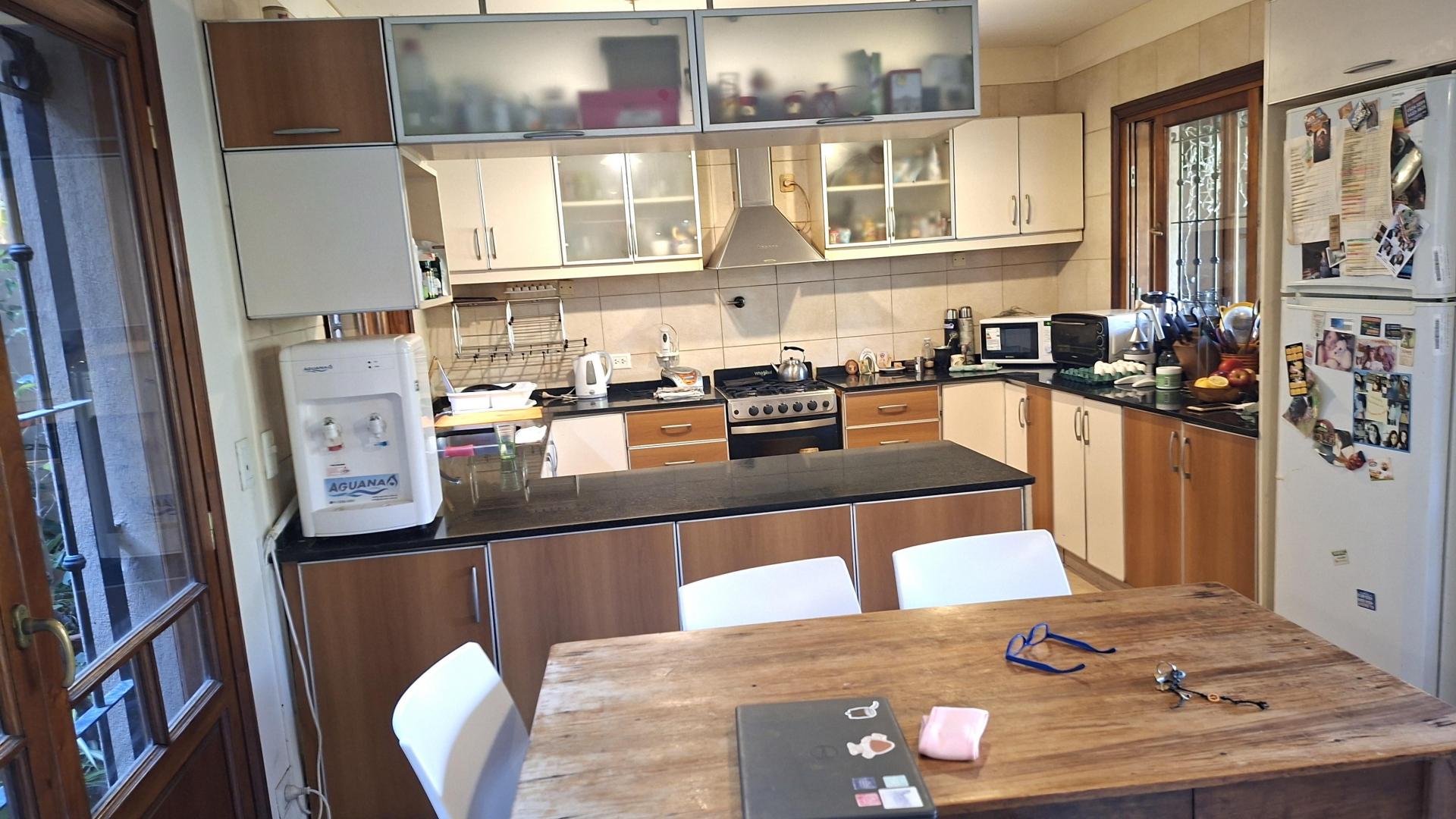 Reservada Cálida casa con diseño. 3 dormitorios. 4 baños. Patio. Gran parque y parrilla