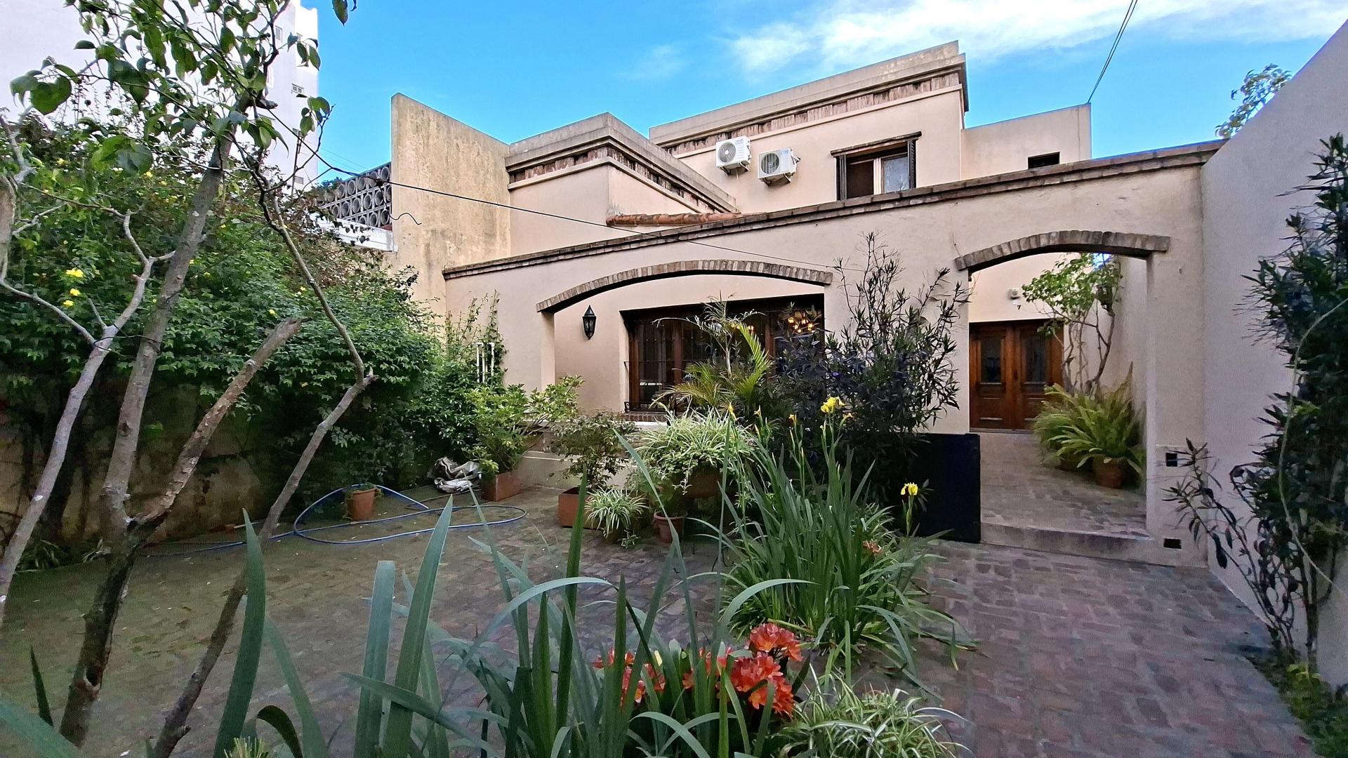Reservada Cálida casa con diseño. 3 dormitorios. 4 baños. Patio. Gran parque y parrilla