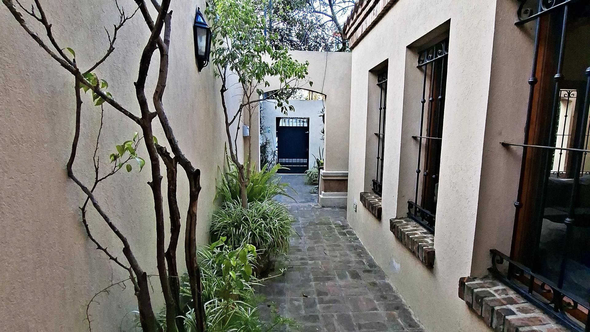 Reservada Cálida casa con diseño. 3 dormitorios. 4 baños. Patio. Gran parque y parrilla