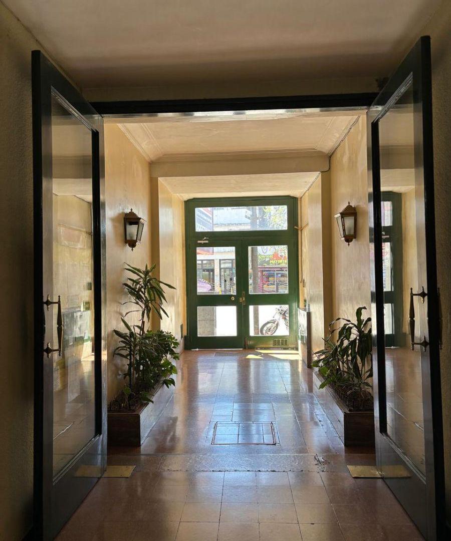 Departamento de 3 ambientes sobre Avenida Maipu, Vicente Lopez.