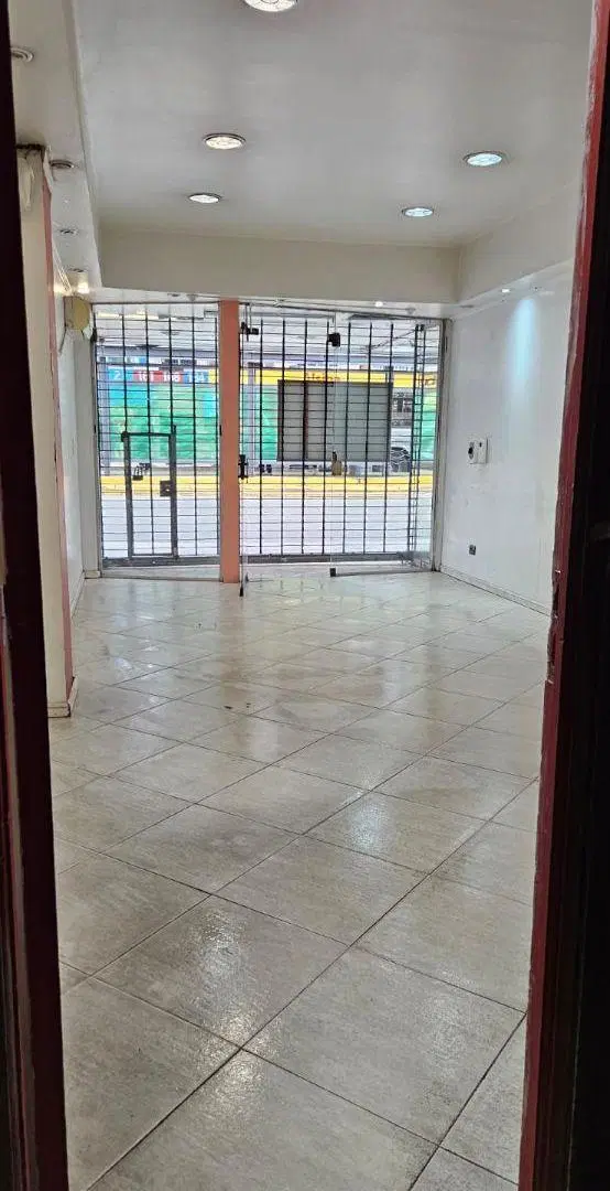 Local comercial sobre Av. Maipú 373. 2