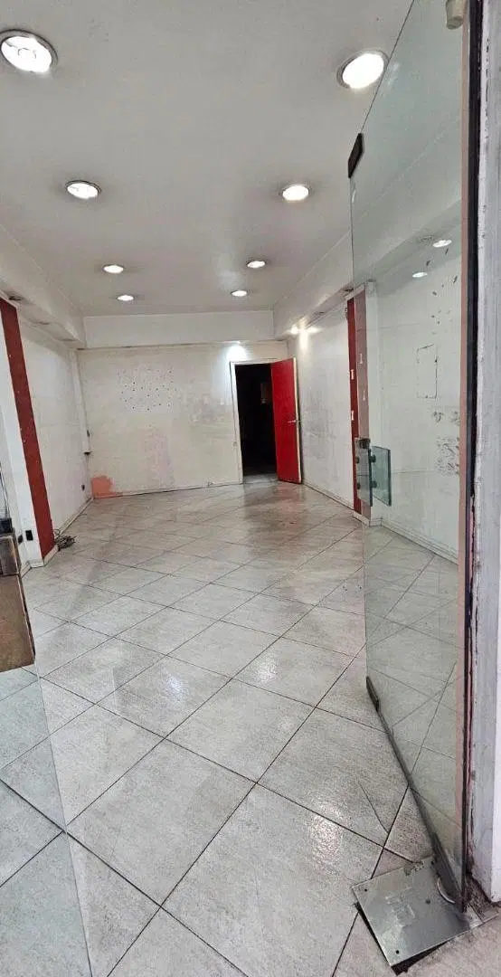 Local comercial sobre Av. Maipú 373. 3
