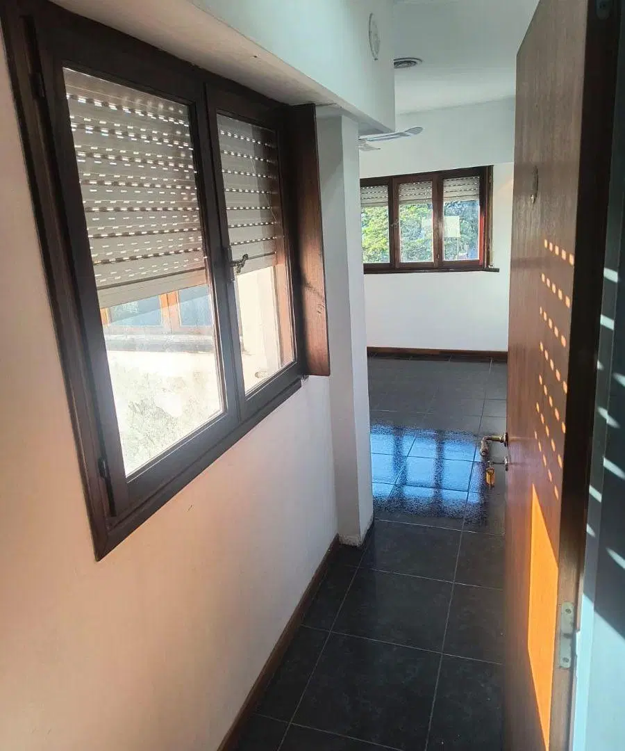 Excelente Oficina Comercial Amoblada en Zona Norte. 2