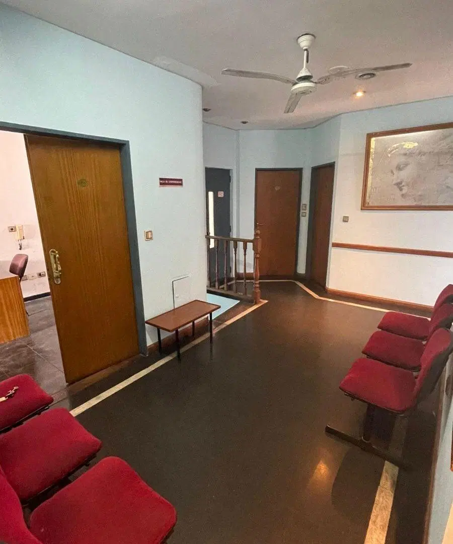 Excelente Oficina Comercial Amoblada en Zona Norte. 5