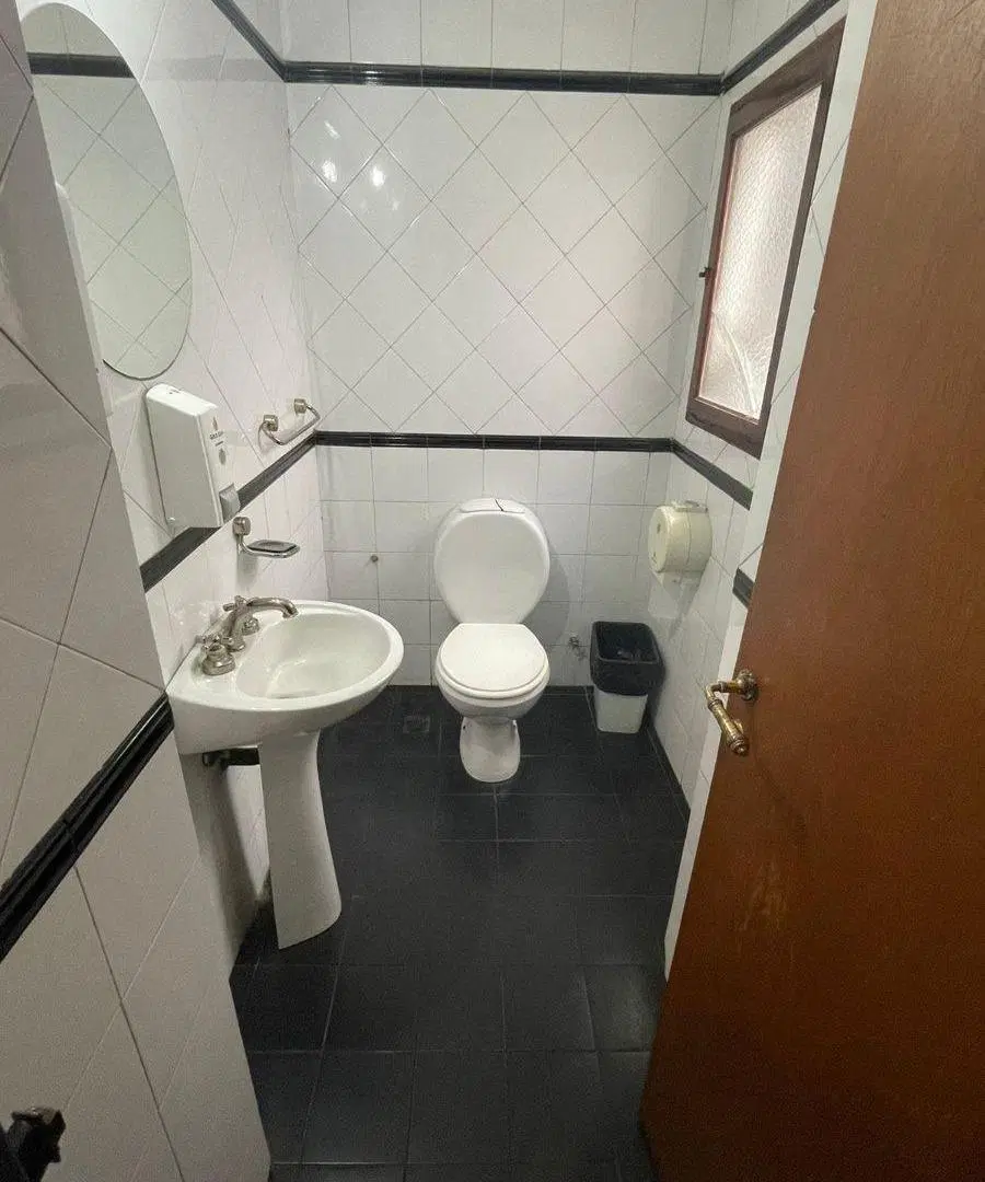 Excelente Oficina Comercial Amoblada en Zona Norte. 6