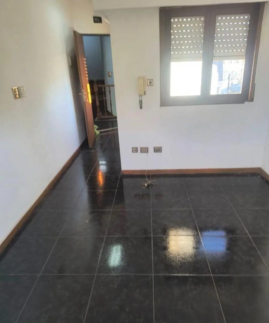 Excelente Oficina Comercial Amoblada en Zona Norte. 1
