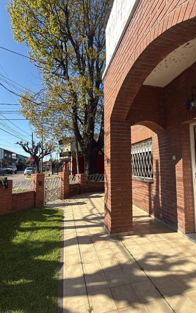 Foto de Chalet desarrollado en dos plantas, para actualizar en Villa Adelina., imagen 2