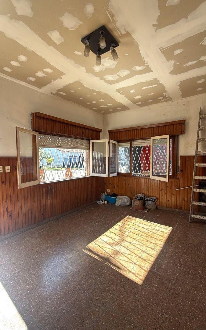 Foto de Chalet desarrollado en dos plantas, para actualizar en Villa Adelina., imagen 4
