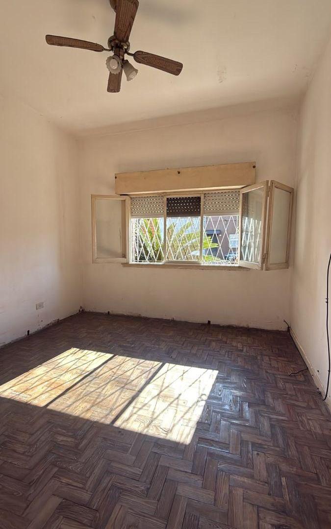 Foto de Chalet desarrollado en dos plantas, para actualizar en Villa Adelina., imagen 3