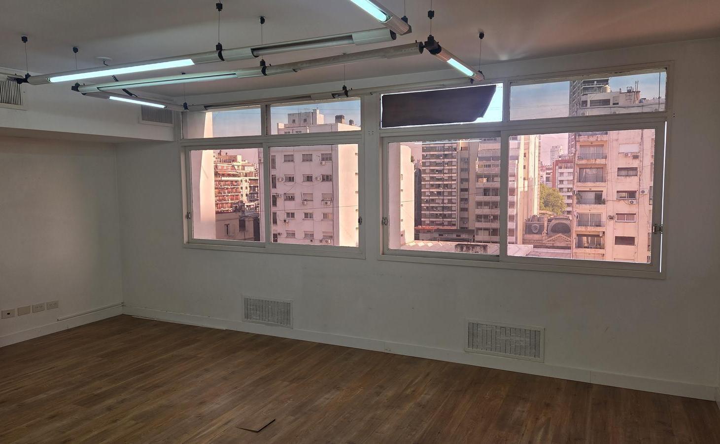 Foto de Oficina 100 m² en Alquiler | Av. Cerrito | Edificio de Categoría, imagen 2