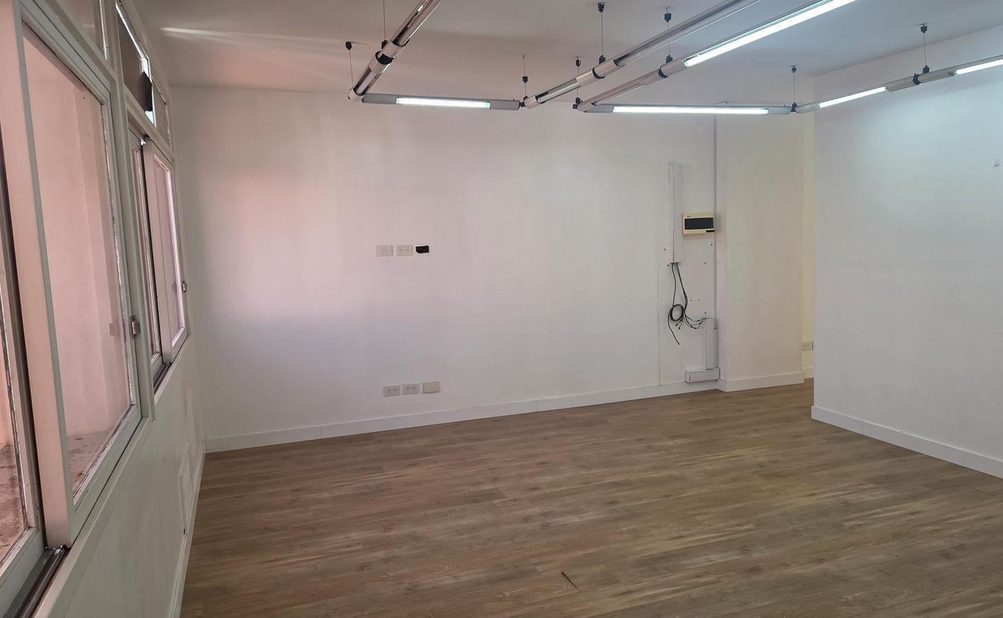 Foto de Oficina 100 m² en Alquiler | Av. Cerrito | Edificio de Categoría, imagen 3