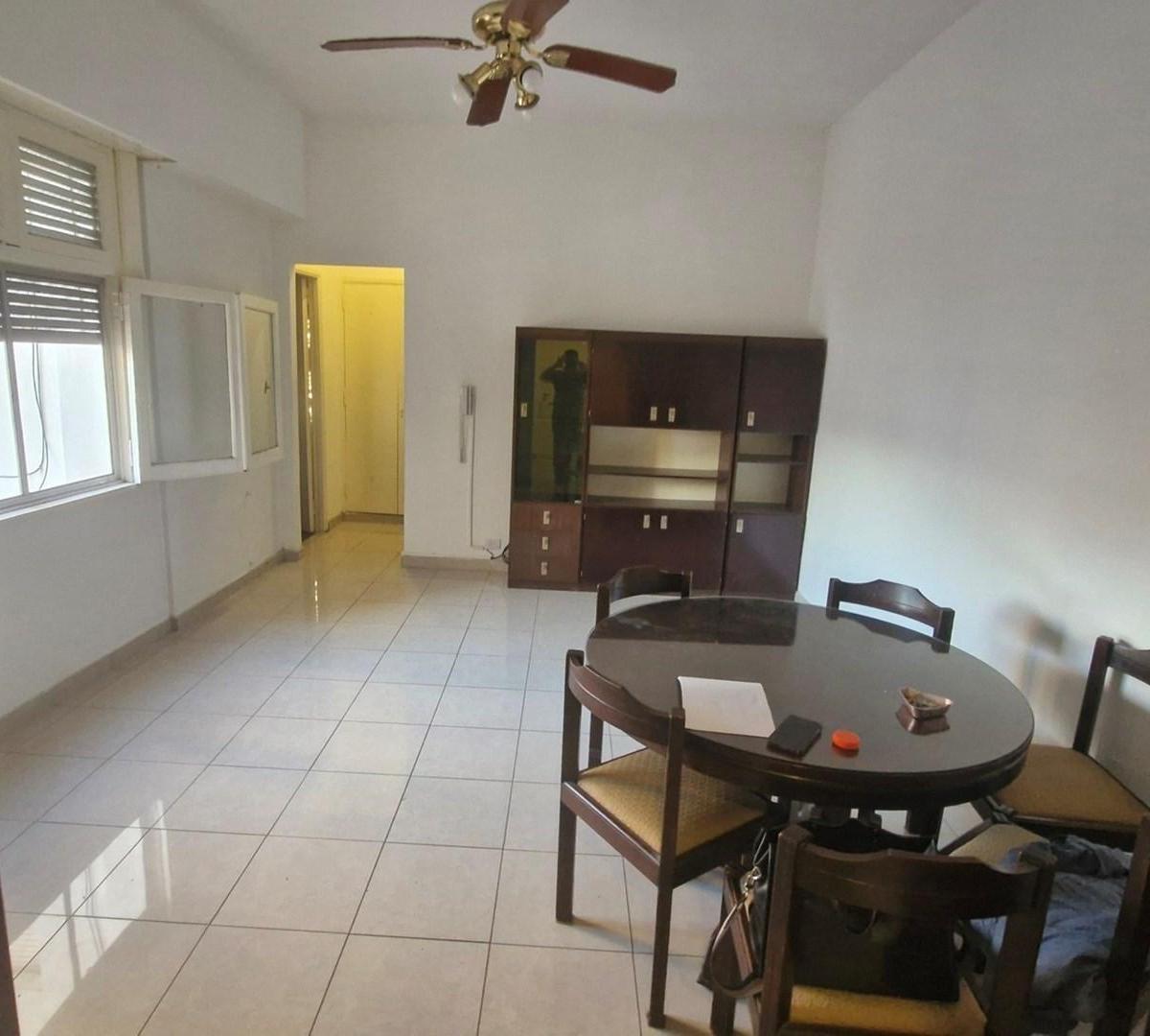 Departamento 2 ambientes -Monte Castro- Bajas expensas Apto Credito Muy luminoso. Venta